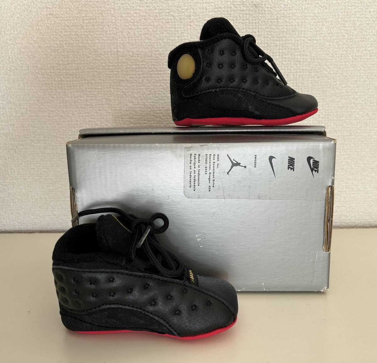 未使用　NIKE FIRST JORDAN XIII　黒　9cm　AIR JORDAN　ナイキエアジョーダン13　＆　USEDアクアシューズ12cm　のセット　ビンテージ_画像3