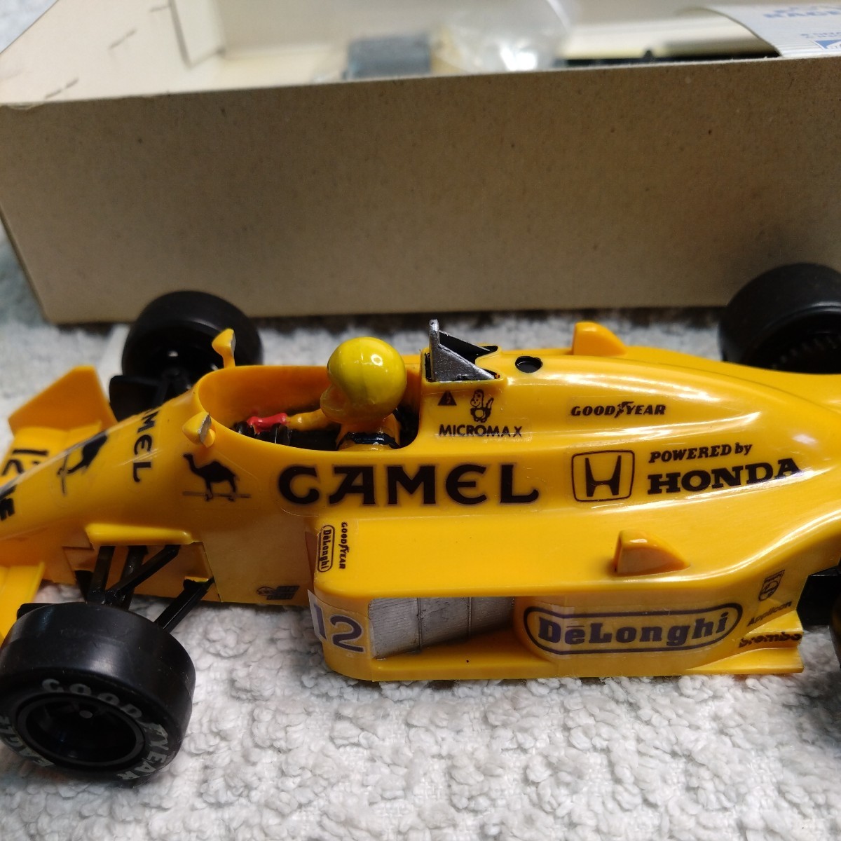 アオシマ　1/32 キャメル・ロータス・ホンダ　99T 2台 完成品　ジャンク_画像4