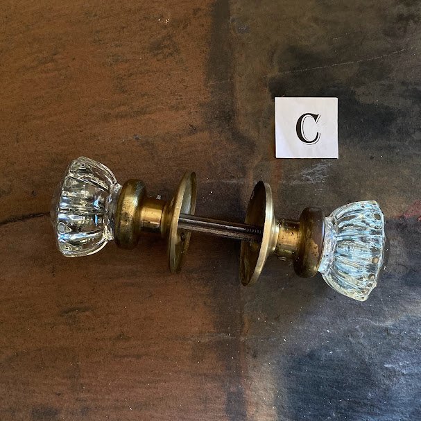 イギリスアンティーク　ガラス製ドアノブ【43-dpC】バックプレート付き　握り玉　建具　金具　古いドアノブ　真鍮