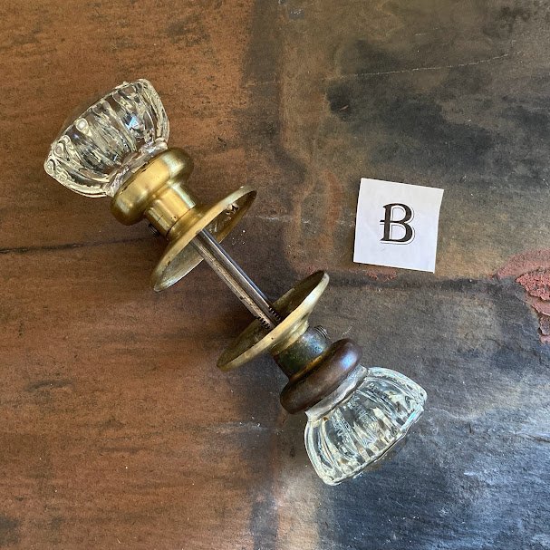 イギリスアンティーク　ガラス製ドアノブ【43-dpB】バックプレート付き　握り玉　建具　金具　古いドアノブ　真鍮