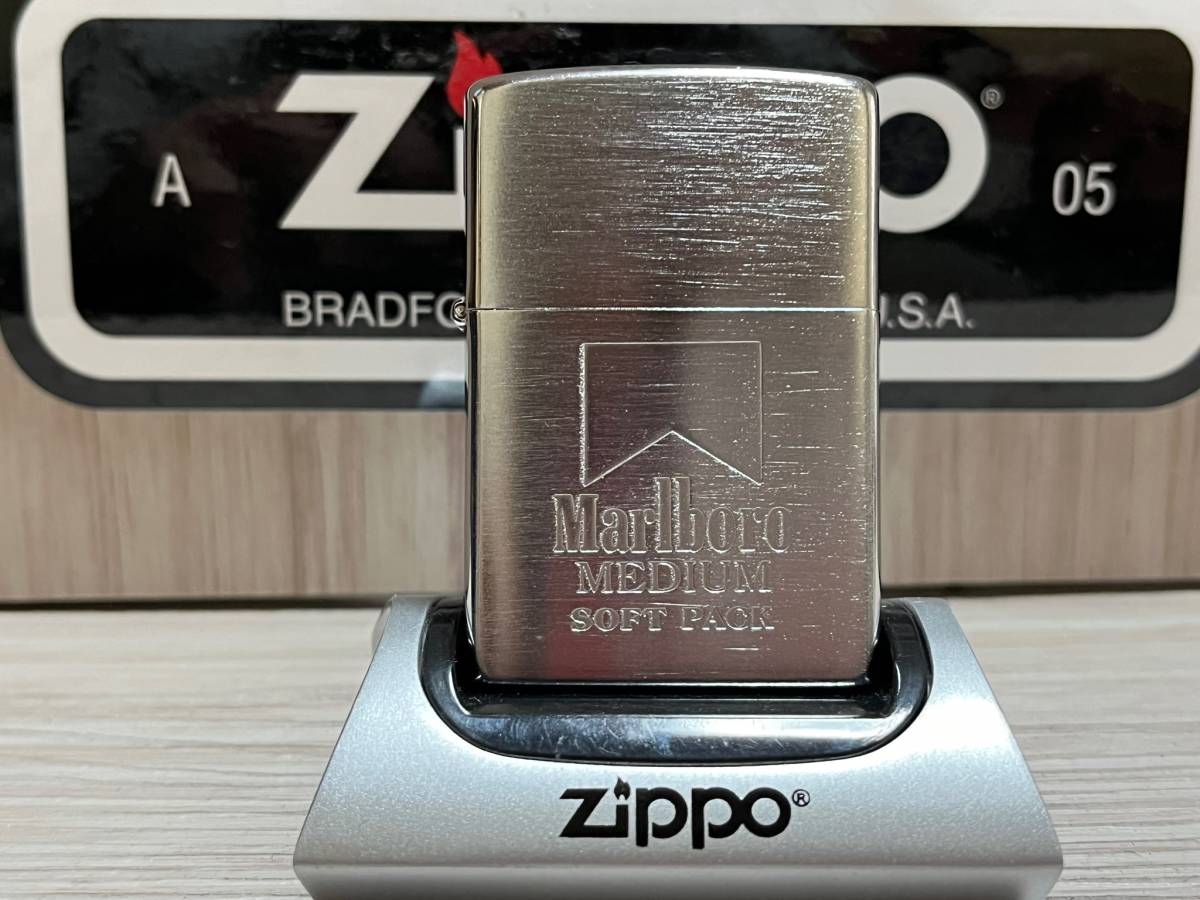 【希少】新品未使用 2000年製 Zippo 非売品 / 限定 'Marlboro MEDIUM SOFT PACK' マルボロ エンボス加工 ジッポー 喫煙具 オイルライター _画像2