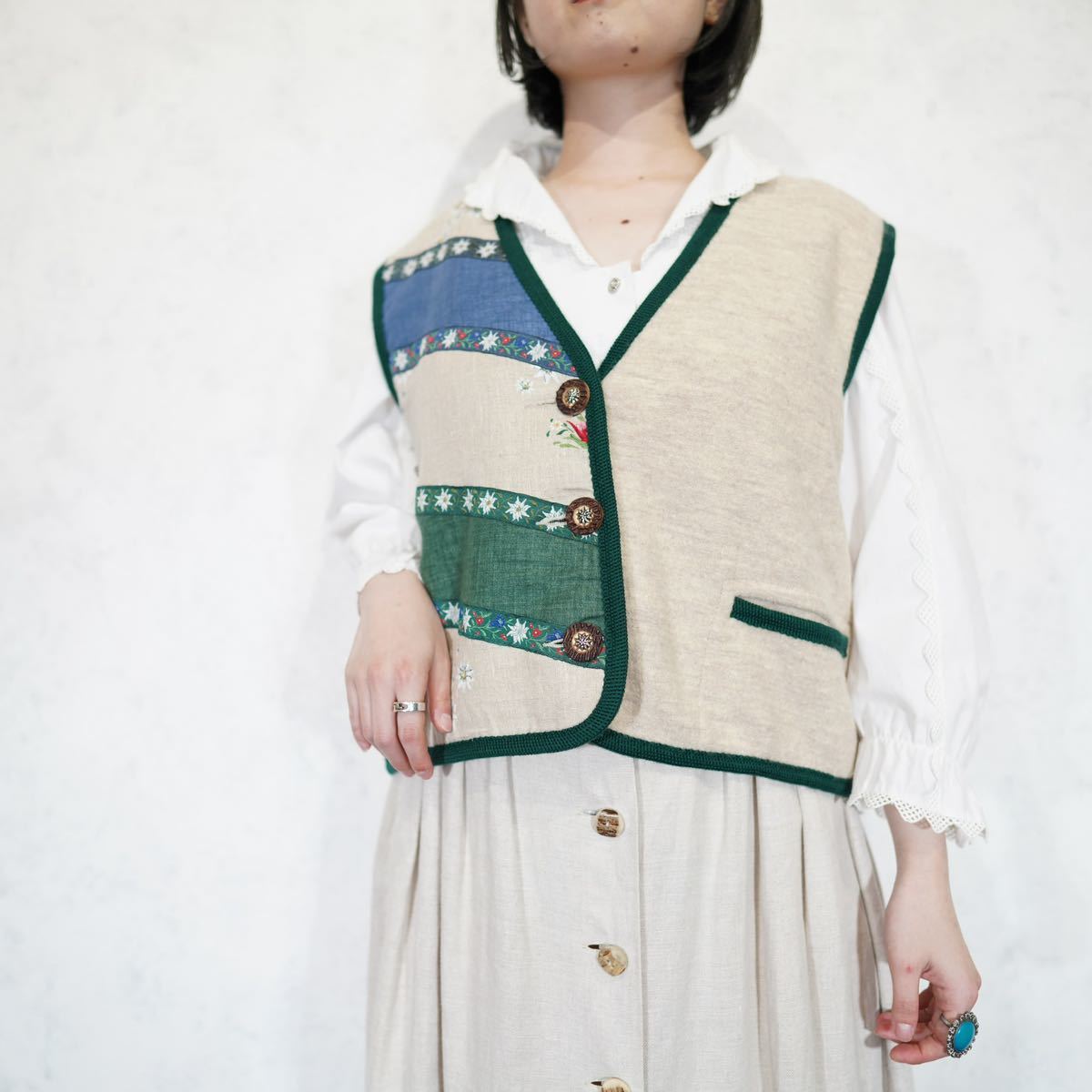 EU VINTAGE FLOWER EMBROIDERY DESIGN WOOL TYROLEAN VEST/ヨーロッパ古着お花刺繍デザインウールチロリアンベスト