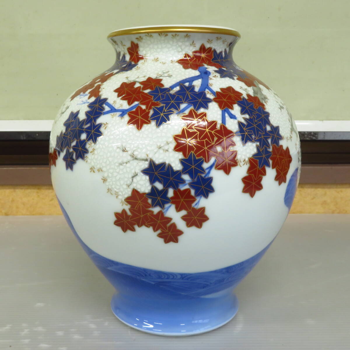 希少 】香蘭社 八角花瓶 「茶席の花」絵変わり 有田焼 金彩 希少 】香蘭社 八角花瓶 「茶席の花」絵変わり 有田焼 金彩