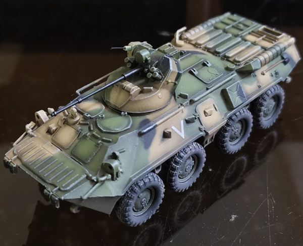 【マチルダ】ARTISN ロシア BTR80A 装甲車両 三色塗装赤旗付き完成モデル戦車 1/72サイズ 0437⑰_画像1