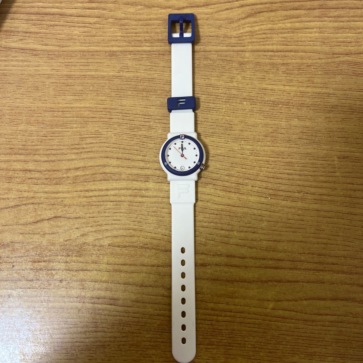 FILA フィラ 腕時計 SWISS MADE 箱付き クオーツ 3針 カレンダー スポーツ腕時計 ホワイト 白の画像3
