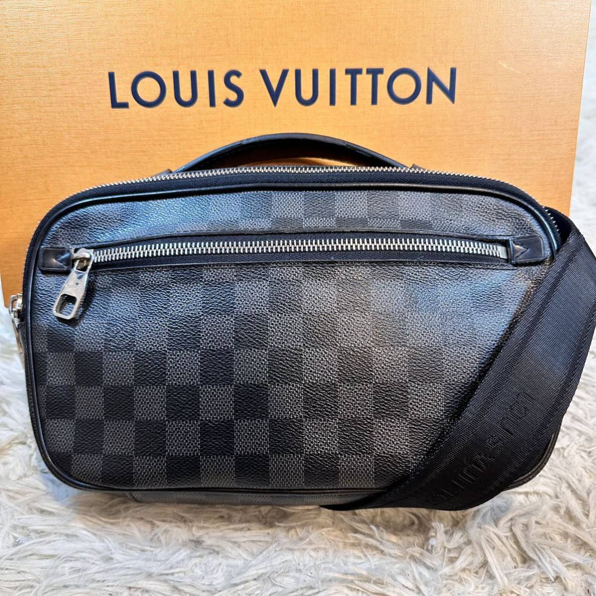 極美品 LOUIS VUITTON ルイヴィトン ダミエ・グラフィット アンブレール ボディバッグ N41289 バムバッグ ショルダー ブラックの画像1