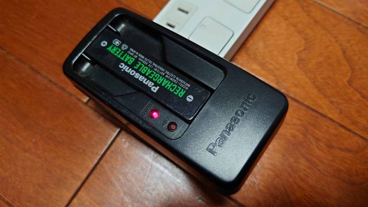 Panasonic кассетная магнитола RQ-S40 на батарейках перезаряжаемая батарея тип перезаряжаемая батарея лампа горит делать, но работоспособность не проверялась 