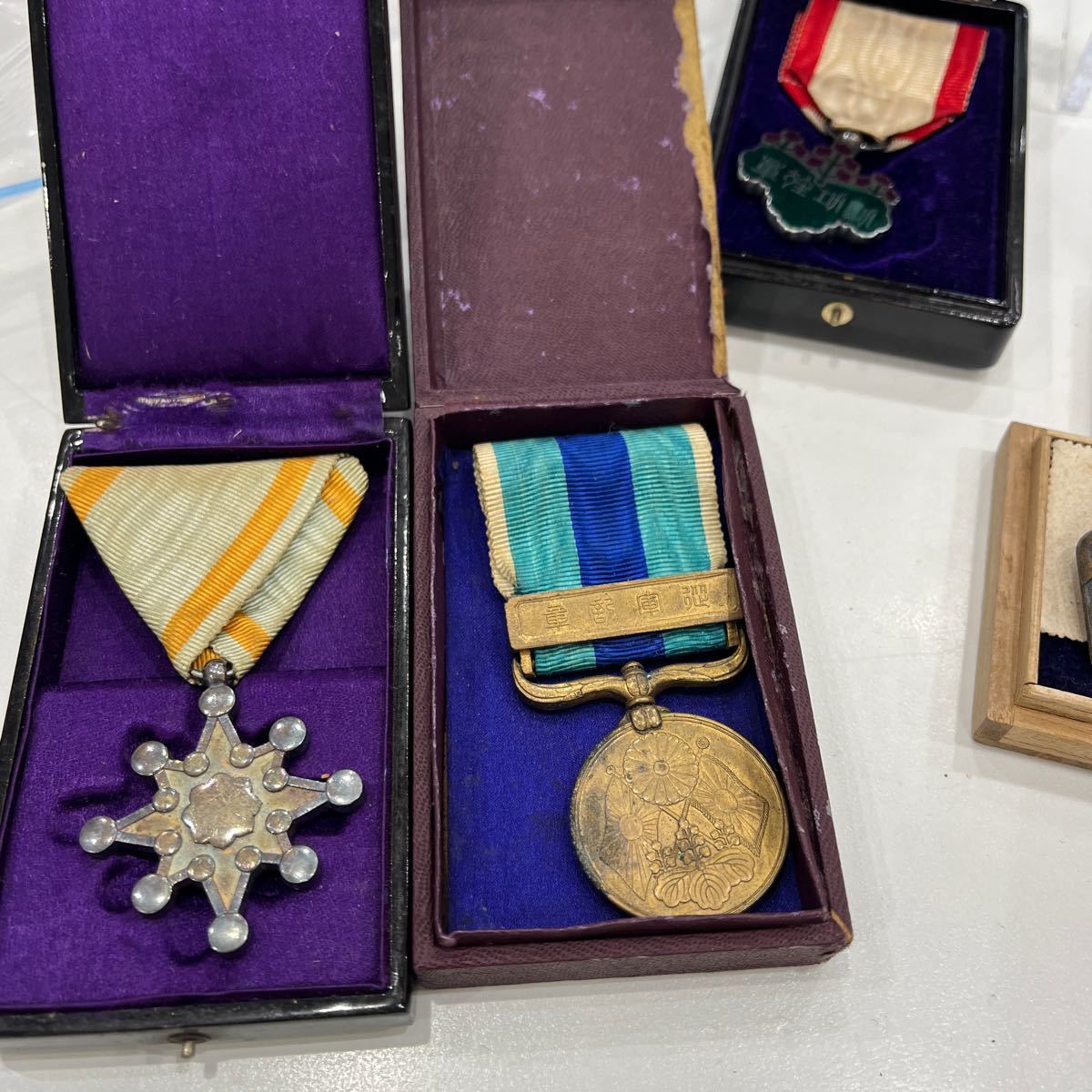 勲章まとめ　レトロアンティーク Amazon.co.jp: 勲章 消防勲章 警察勲章 アンティーク