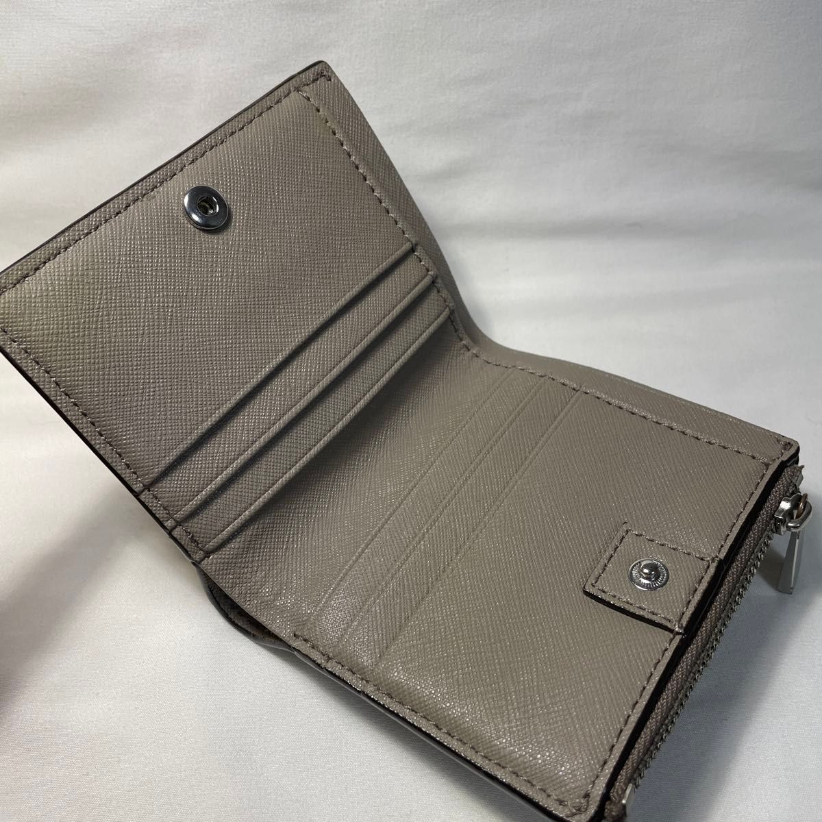 極美品 トリーバーチ 二つ折り財布 グレーベージュ 金具ロゴ コンパクト ミニウォレット
