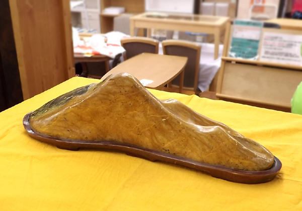 鑑賞石 山型 台座付き 40cm×12cm×12cm 4.86kg 黄土色 天然石 置物 札幌市 豊平区 西岡店_画像2