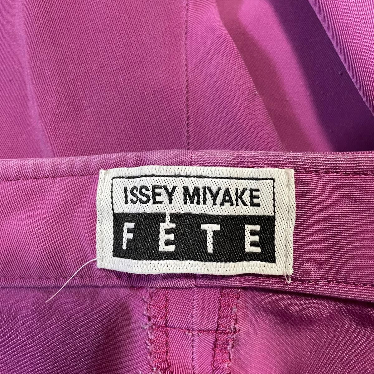 ISSEY MIYAKE FETE イッセイミヤケ　サテンカジュアルパンツ　L カラーパンツ　日本製 ボトムス　 ストレッチピンク