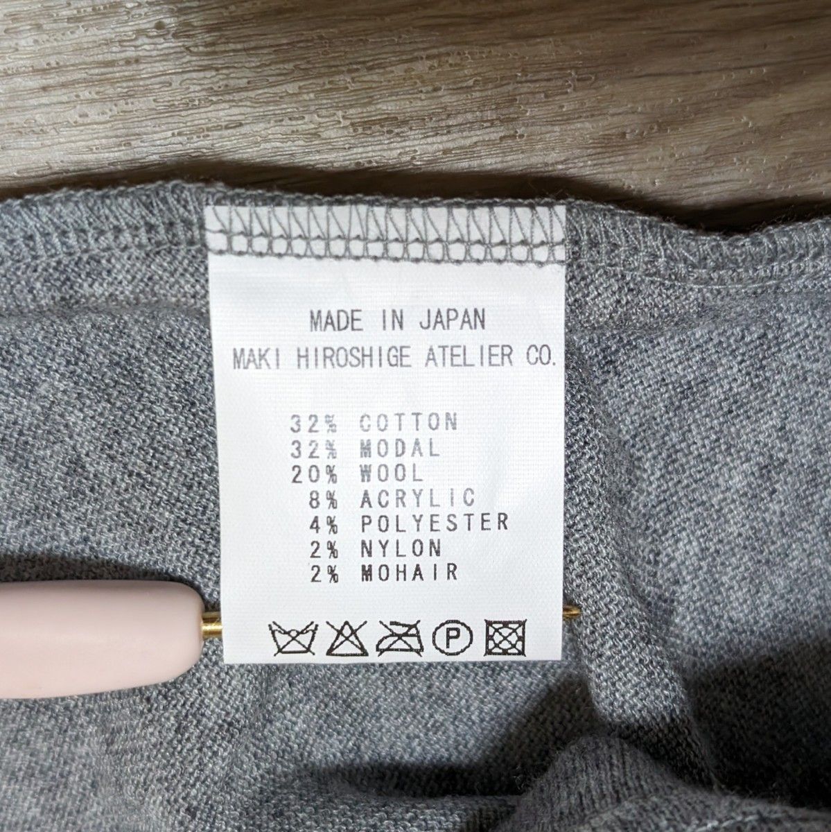 ゴム　日本製　個性的ハイネック・タートルネックの三重デザイン薄手ニット　美品 カットソー グレー ニット ウール混