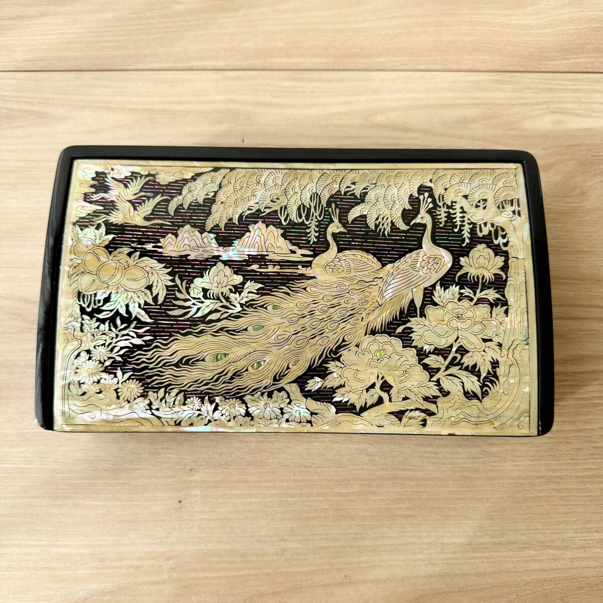 T489 韓国 呉 在仁 新都漆器 螺鈿細工 花鳥孔雀図 小物入れ 蓋 T489 韓国 呉 在仁 新都漆器 螺鈿細工 花鳥孔雀図 小物入れ 蓋