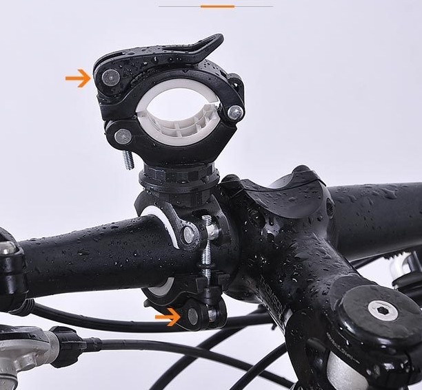 自転車ライトホルダー ブラケット （ホワイト）懐中電灯 空気入れ 固定 便利グッズの画像1