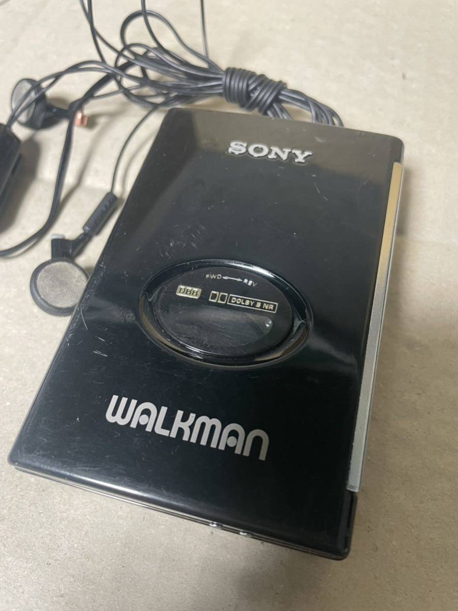 N1095/SONY WALKMAN WM-609 カセットウォークマン イヤホン MDR-E454RV ジャンク_画像2