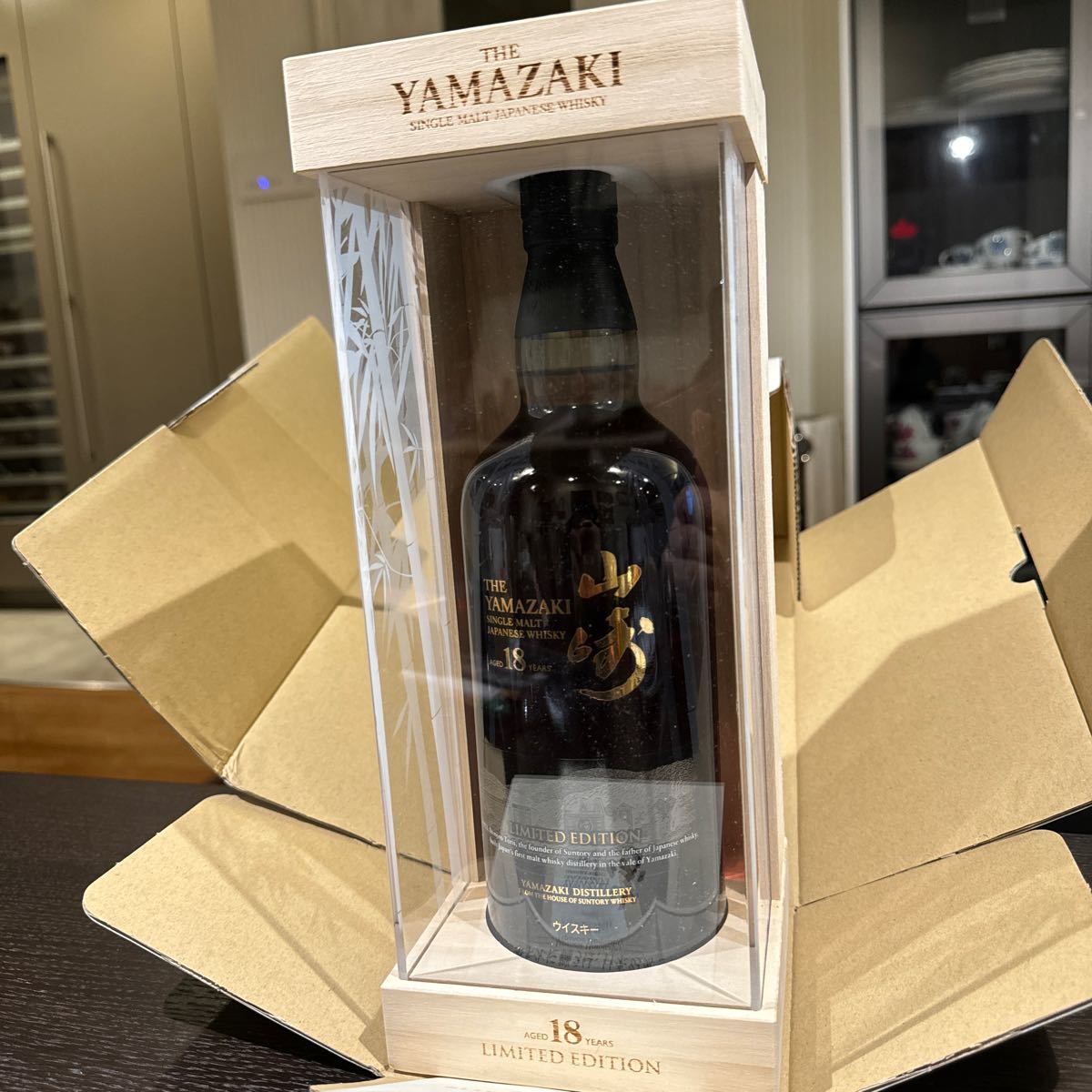 サントリーシングルモルトウイスキー山崎18年 LIMITED EDITION(リミテッドエディション)700ml(純正木箱付) 未開封　SUNTORY 箱入 _画像1