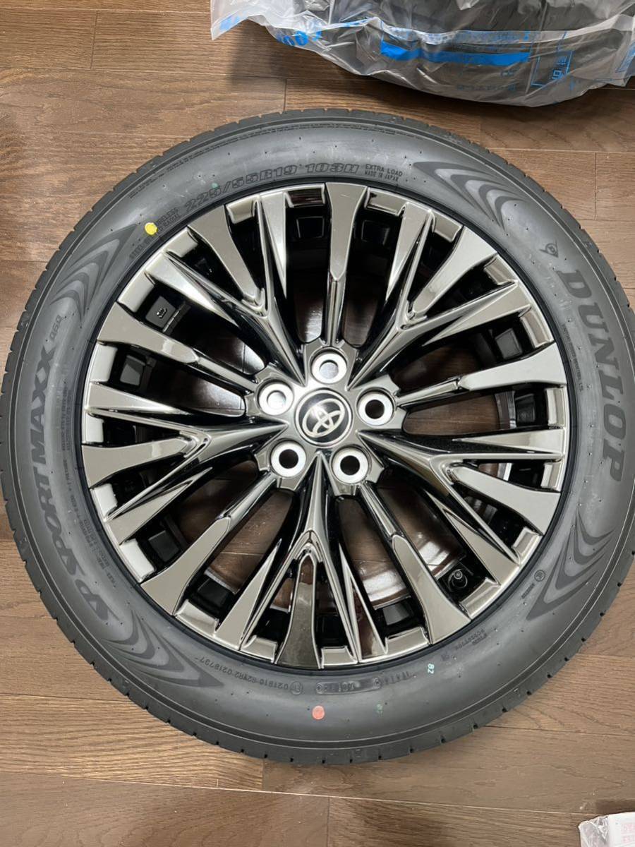 【新車外し】新型ヴェルファイアZPremier 純正19インチホイールタイヤ4本セット　純正ナット付き　新型アルファード装着可_画像1