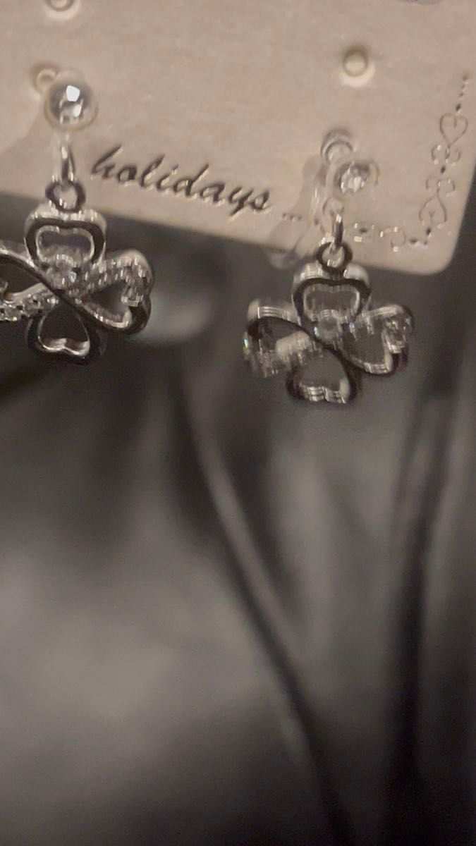 送料込　新品　未使用　イヤリング　四葉のクローバー　ジルコニア　シルバー