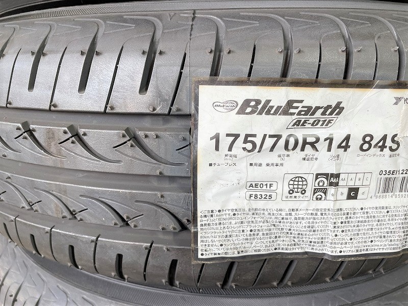 収納袋付 未使用品 4本セット (LS0011.8) 175/70R14 84S YOKOHAMA BluEarth AE-01F 夏タイヤ 2020年 シエンタ ヤリス ヴィッツ 175/70/14_画像2