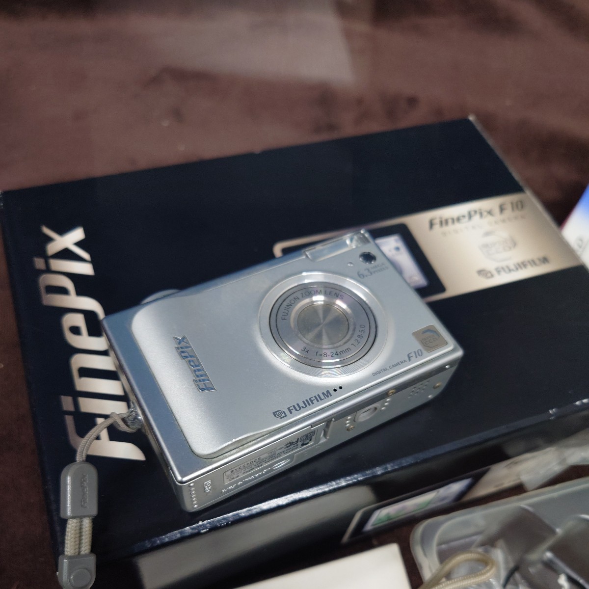 中古　FUJIFILM Finepix F10 コンパクトデジタルカメラ 富士フィルム シルバー デジカメ バッテリー付き 動作未確認 現状品　付属品多数_画像2