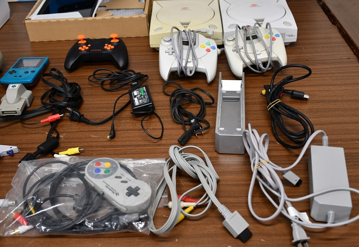 NY2-32【現状品】ゲームまとめ　ゲーム機　Wii　ファミコン　Wii U　ドリームキャスト　セガサターン 他　動作未確認　中古品　保管品_画像6