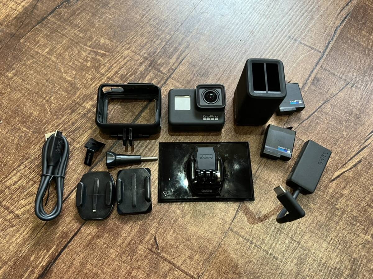 中古品！☆Go Pro HERO7 Black☆ 国内正規品 動作確認済み 付属品多数 純正バッテリー/3.5mmマイクアダプター_画像3