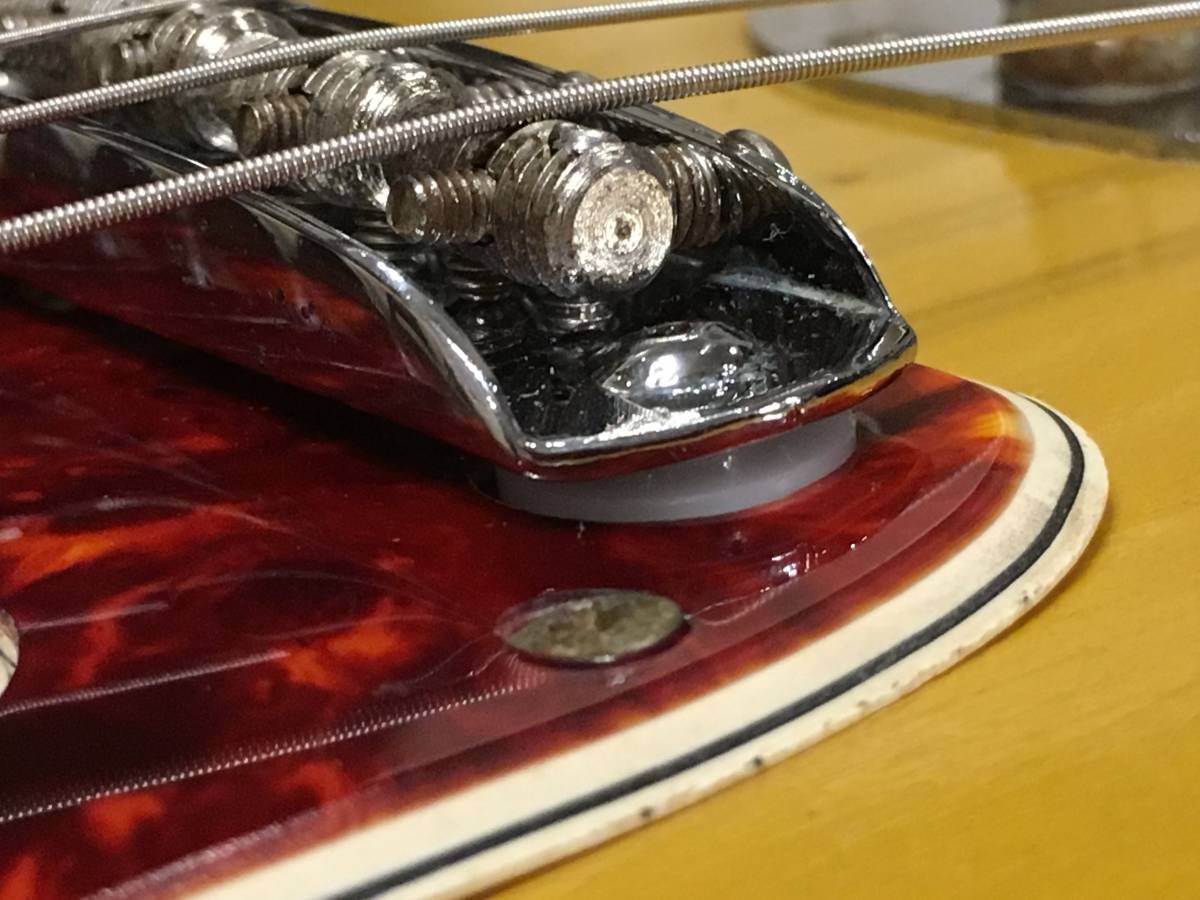 NEWタイプ Fender Jaguar/Jazzmaster/Mustang ブリッジ ポスト固定用ブッシュ2個 フェンダー ジャガー ジャズマスター ムスタング　_装着参考例です