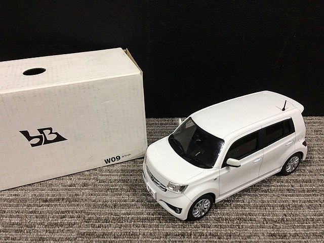 Y1356S トヨタ bB 1/24 ミニカー W09 ホワイト S30 グレーメタリック カラーサンプル 3台セット_画像2