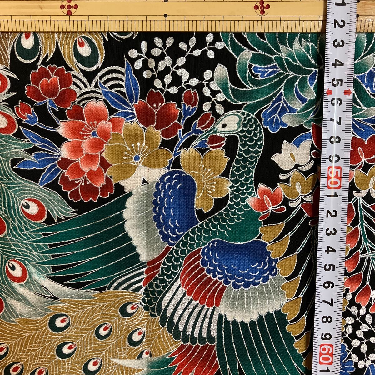 開花シリーズ  和柄  孔雀柄 花柄  シルバーラメ入  豪華  110×79  生地ハギレ