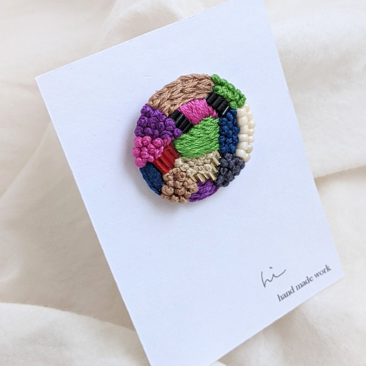 hi ハンドメイド 刺繍 ブローチ カラフル パッチワーク 丸 ビーズの画像3