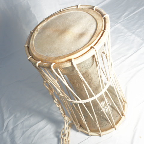 トーキングドラム パキスタン製 太鼓 パーカッション 全長約42cm 植物装飾柄 民族楽器/100サイズ_画像4