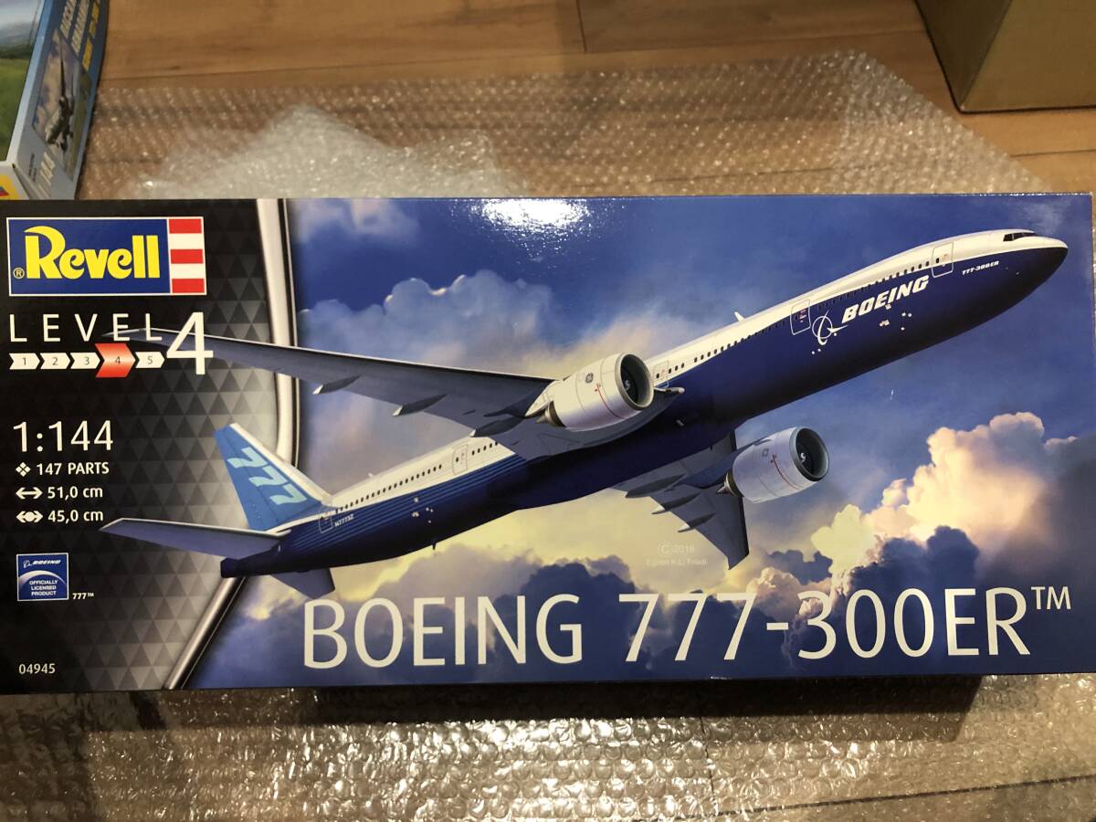 レベル 1/144 Revell ボーイング B777-300ER ズベズダ ZVEZDA_画像1