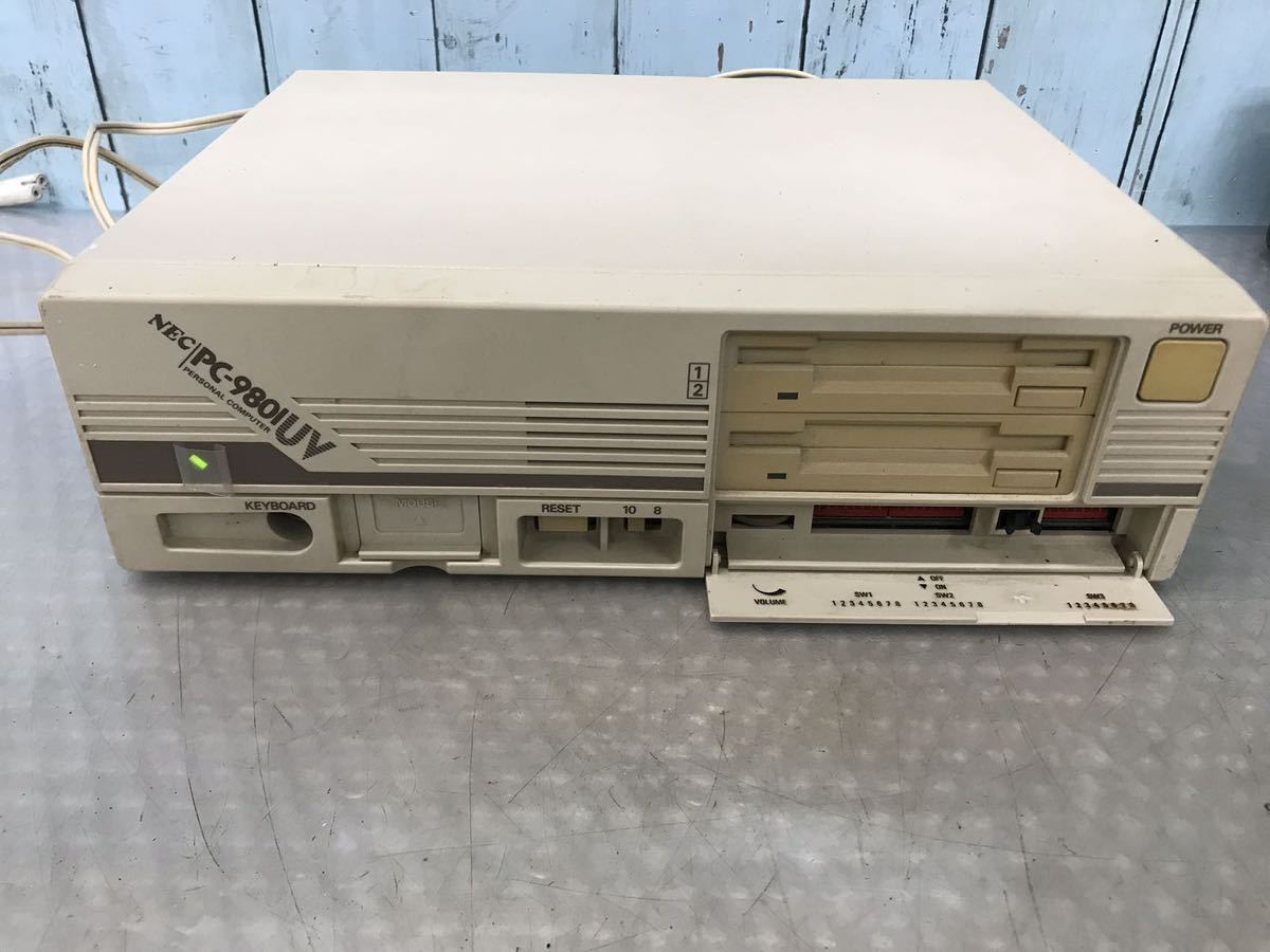 旧型PC NEC PC-9801UV パーソナルコンピューター 通電のみ確認　ジャンク（100s）_画像1