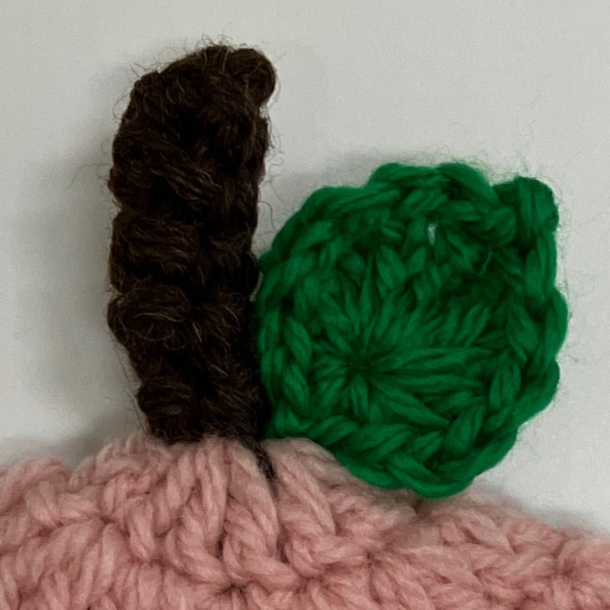 ハンドメイドメイド　手編み　どんぐり帽子　りんごふんわり暖かなアクリル00% ニット帽　おまけ付き