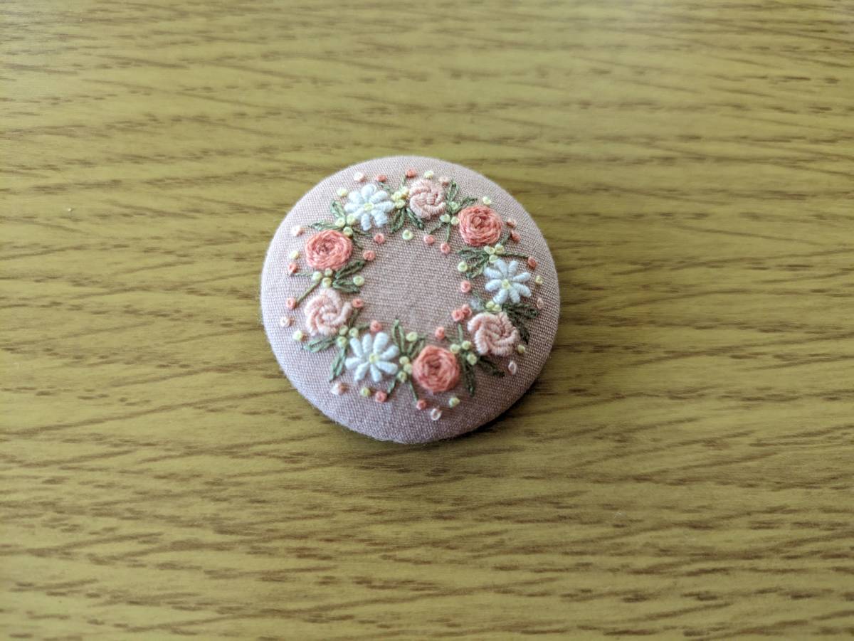 お花のリース 刺繍ブローチ くすみピンクの画像1