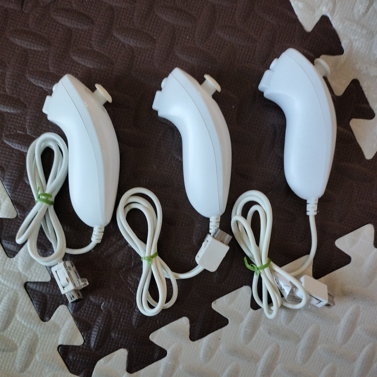 美品　Wii 　ヌンチャク 3個セット　ホワイト（動作良好 クリーニング済）任天堂 純正 動作確認済_画像1