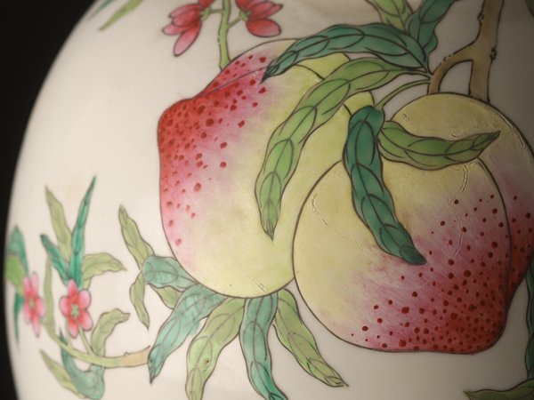 【流】中国美術 色絵桃図天球花瓶 高56.5cm TQ968_画像3