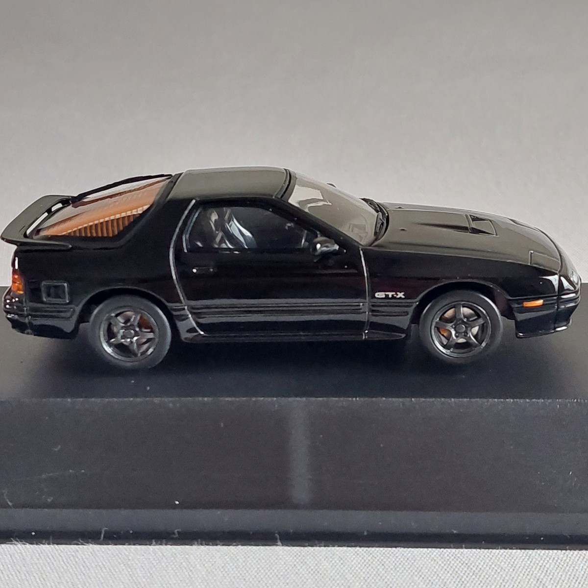 DISM ディズム 1/43 FC3S後期 マツダサバンナRX-7 GT-X ライトチューニング仕様 ブラック 峠 頭文字D ハチマルヒーロー ロータリーターボ_画像3