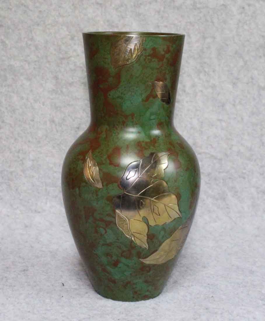 [銅花器f24]◆花瓶　象嵌木葉文　峰雲◆24cm 緑朱　壺　花生 VASE leaf　葉っぱ　木の葉_画像1