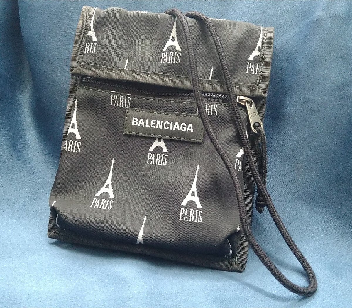 ＄希少【 BALENCIAGA EXPLORER バレンシアガ　エクスプローラー ショルダーポーチ サコッシュ クロスボディ パリ柄 バッグ 】KH11419