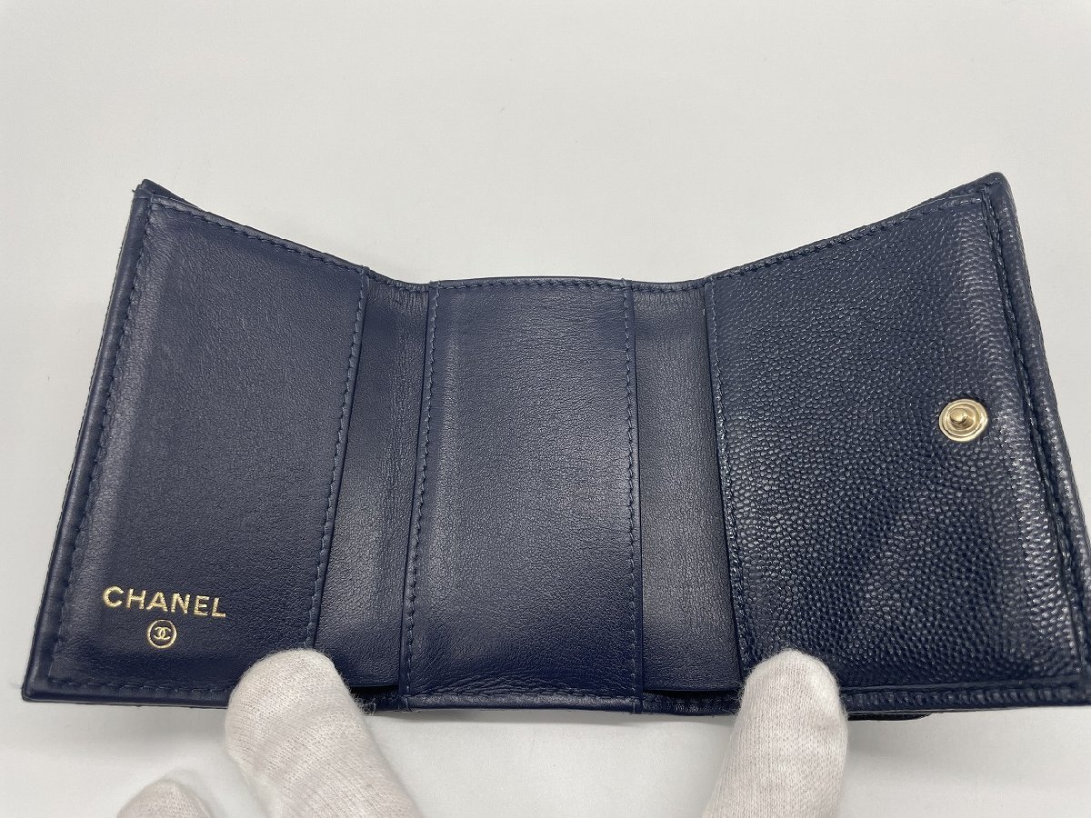 ∞極美品【シャネル CHANEL キャビアスキン 三つ折り財布 ネイビー ゴールド金具 ココマーク レディース コンパクト ブランド】HM553_画像8