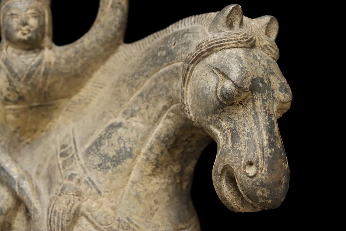 EO633 中国古美術 唐物 重厚 石雕胡人騎馬像 高31.9cm 重8.8kg・石彫人物騎馬像 中国古玩_商品詳細もご覧ください