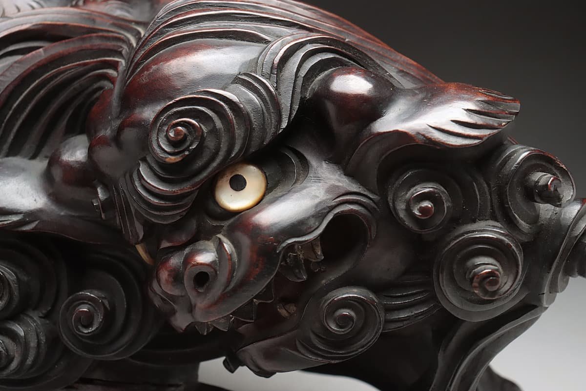 EQ422 時代仏教美術 白蝶貝嵌眼 堅木彫「唐獅子」置物 幅46.3cm 重3.4kg・硬木雕獅子_商品詳細もご覧ください