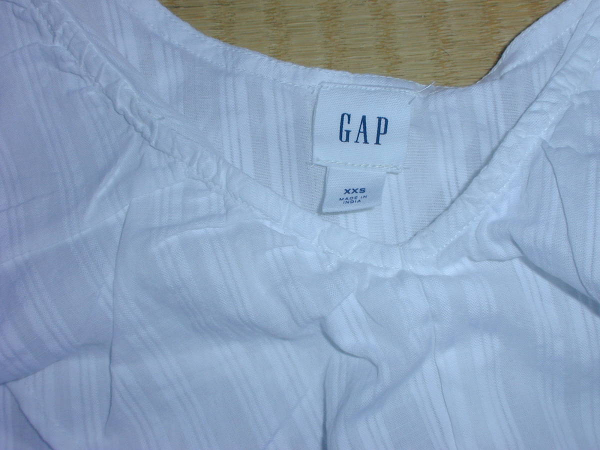 GAP white. no sleeve blouse click post OK