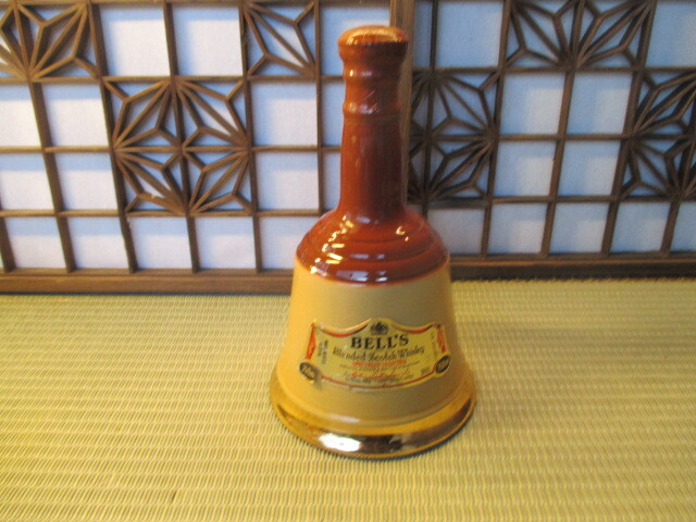 《和》古酒　未開栓　BELLS ベルズ Blended Scotch Whisky スコッチウイスキー ベル型 陶器ボトル 750_画像1