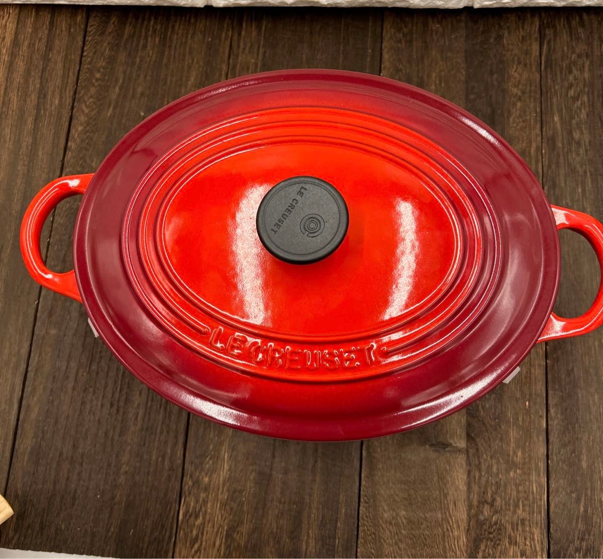 新品未使用　ル・クルーゼ　Le Creuset  鍋 ココット・オーバル 25 cm  チェリーレッド ガス IH オーブン 対応