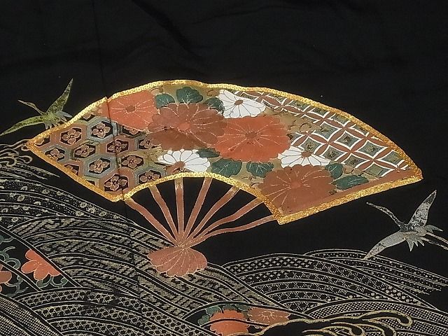 平和屋川間店■豪華黒留袖　駒刺繍　立波扇面飛鶴花文　金彩　逸品　gh2447_画像3