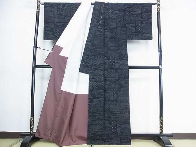 平和屋2■結城紬　80亀甲　霞花文　黒地　逸品　未使用　1wb0835_画像2