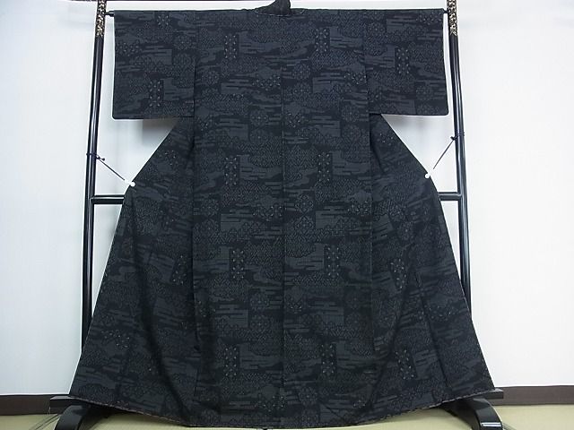 平和屋2■結城紬　80亀甲　霞花文　黒地　逸品　未使用　1wb0835_画像1