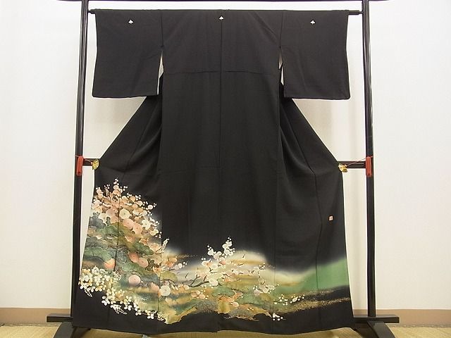 平和屋野田店■豪華黒留袖　作家物　手描き　四季草花文　暈し染め　金彩　逸品　n-xi1052_画像1